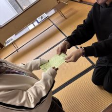 お月謝袋は両手で丁寧に