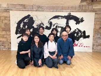 パリ展覧会パフォーマンス師井氏他スタッフ