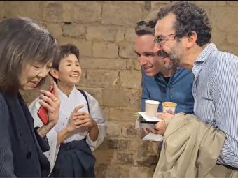 パフォーマンス後の観覧客との交流